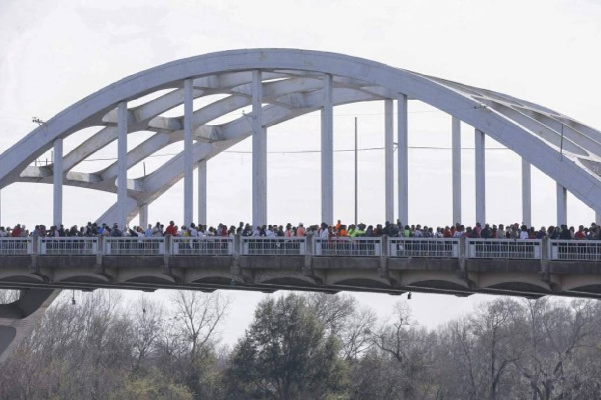 El 7 de marzo de 1965, unos 600 manifestantes pacíficos fueron atacados por la policía armada con garrotes y gases lacrimógenos en el puente, un momento que marcaría un antes y un después en la historia de la democracia estadounidense.