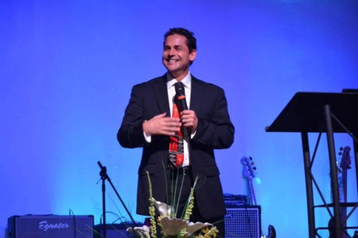 Flavio se dedica a cantar música cristiana y a compartir su testimonio con congregaciones evangélicas.