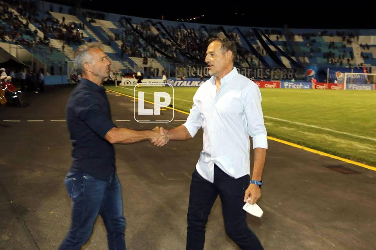 Así fue el afectuoso saludo de los entrenadores Pablo Lavallén y Hernán ‘La Tota‘ Medina.