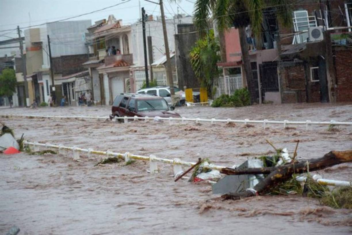 Vehículos quedaron atrapadas en las calles llenas de agua, y es que las lluvias provocaron la salida de varios ríos.