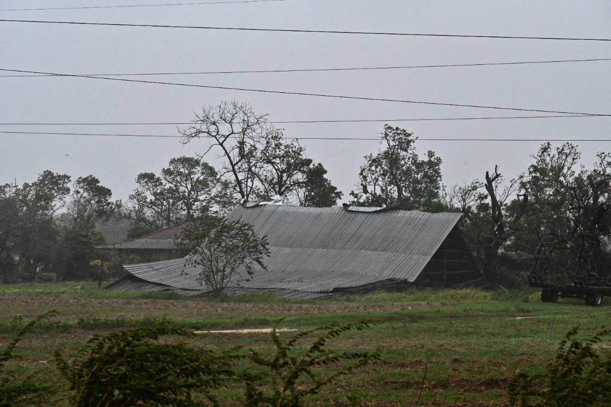 Ian, fortalecido en las últimas horas y convertido en un huracán de categoría 3, tocó tierra la madrugada del martes con fuertes vientos en el pueblo costero de La Coloma en el oeste de Cuba, informó el Instituto de Meteorología cubano.