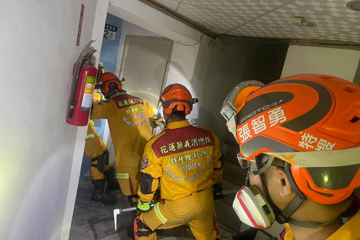 Taiwán elevó a diez la cifra de muertos por el fuerte terremoto que sacudió ayer la costa este de la isla, dejando a 1.067 personas heridas y a otras 698 varadas o incomunicadas, informó la agencia estatal de noticias CNA.