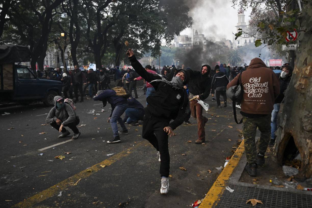 Los manifestantes reaccionaron arrojando piedras a los uniformados y al menos dos autos fueron incendiados, entre ellos uno del medio de prensa Cadena 3. 