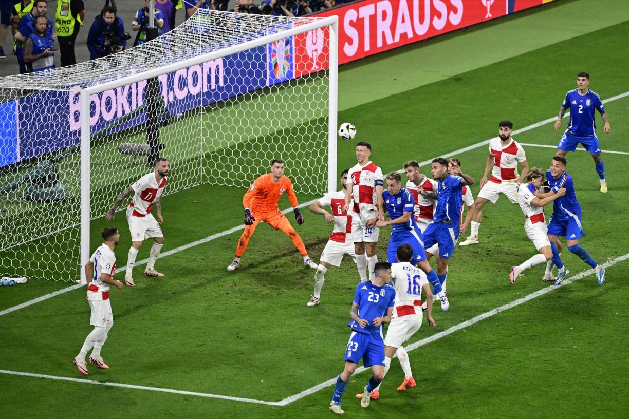 En el primer tiempo del encuentro, ambas selecciones no se hicieron daño y se fueron al descanso con un empate sin goles. 