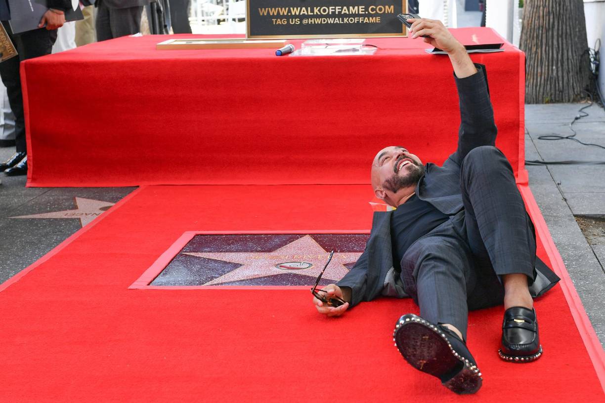 El cantante Lupillo Rivera, hermano de Jenni también acudió a la ceremonia y aprovechó para tomarse una selfie con la estrella de su querida hermana, con quien tenía una gran relación y a quien asegura extrañar mucho. 