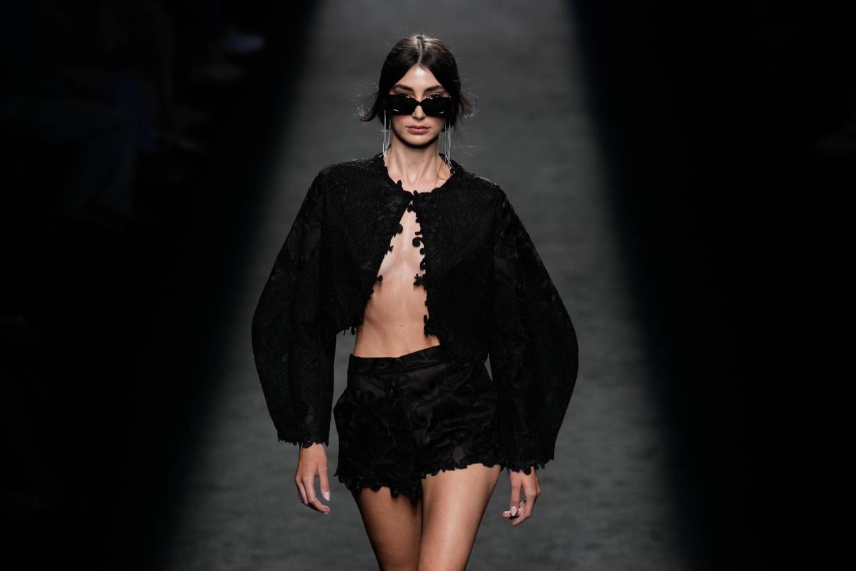 Fotografía del desfile de la firma Claro Couture parte de la Mercedes-Benz Madrid Fashion Week este jueves, en la capital española. 