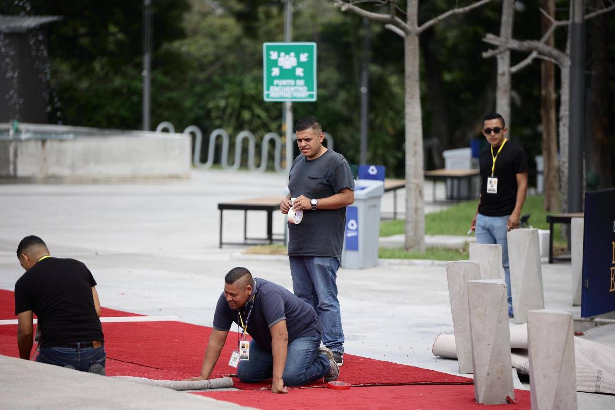 Empleados ultiman detalles de la alfombra roja en horas de la tarde de este sábado 18 de noviembre. 