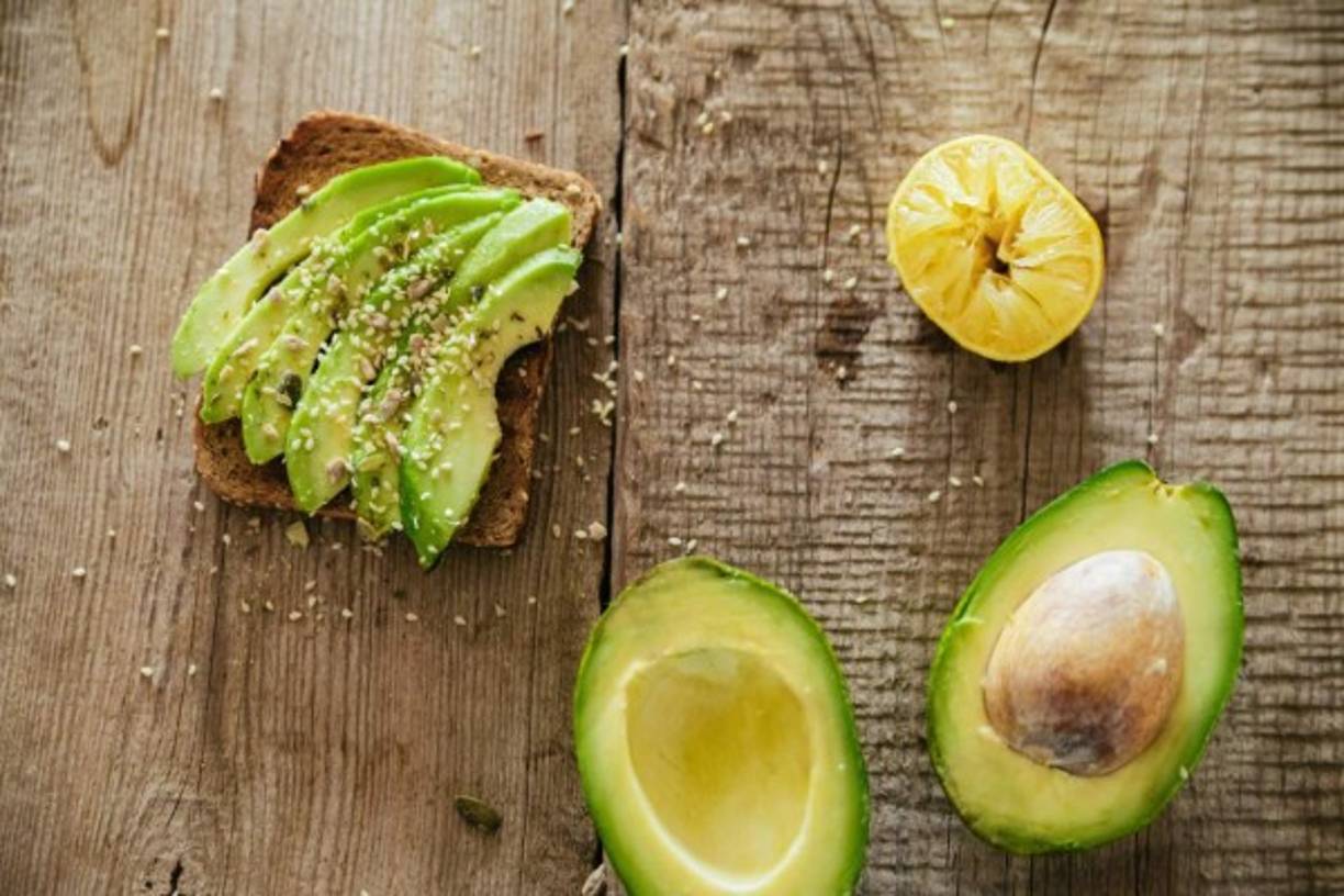 3. Combate el mal aliento. Según los nutricionistas, la fruta contiene las propiedades óptimas para eliminar el olor de los alimentos que se encuentran tanto en el estómago, como en la boca.