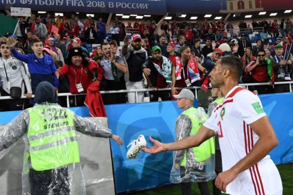 El delantero marroquí Aziz Bouhaddouz regala sus tacos a un aficionado.