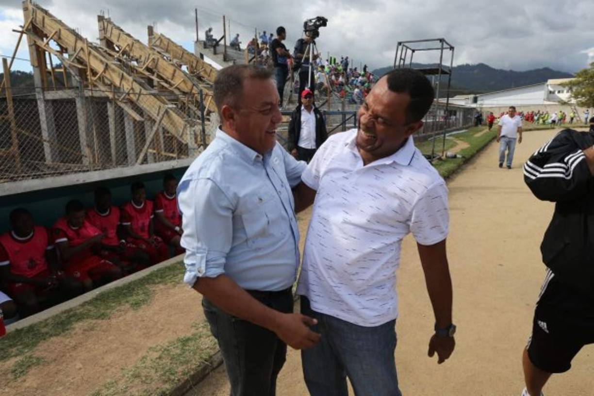 El saludo de los técnicos. Carlos Tábora, del Real Sociedad, y Raúl Cáceres, del Real de Minas.