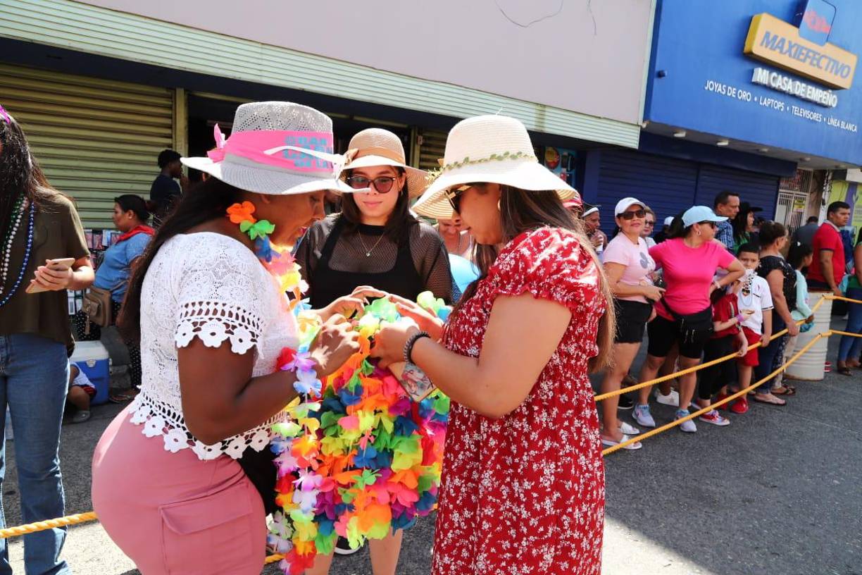 El ambiente desde muy tempranas horas ya está colorido.