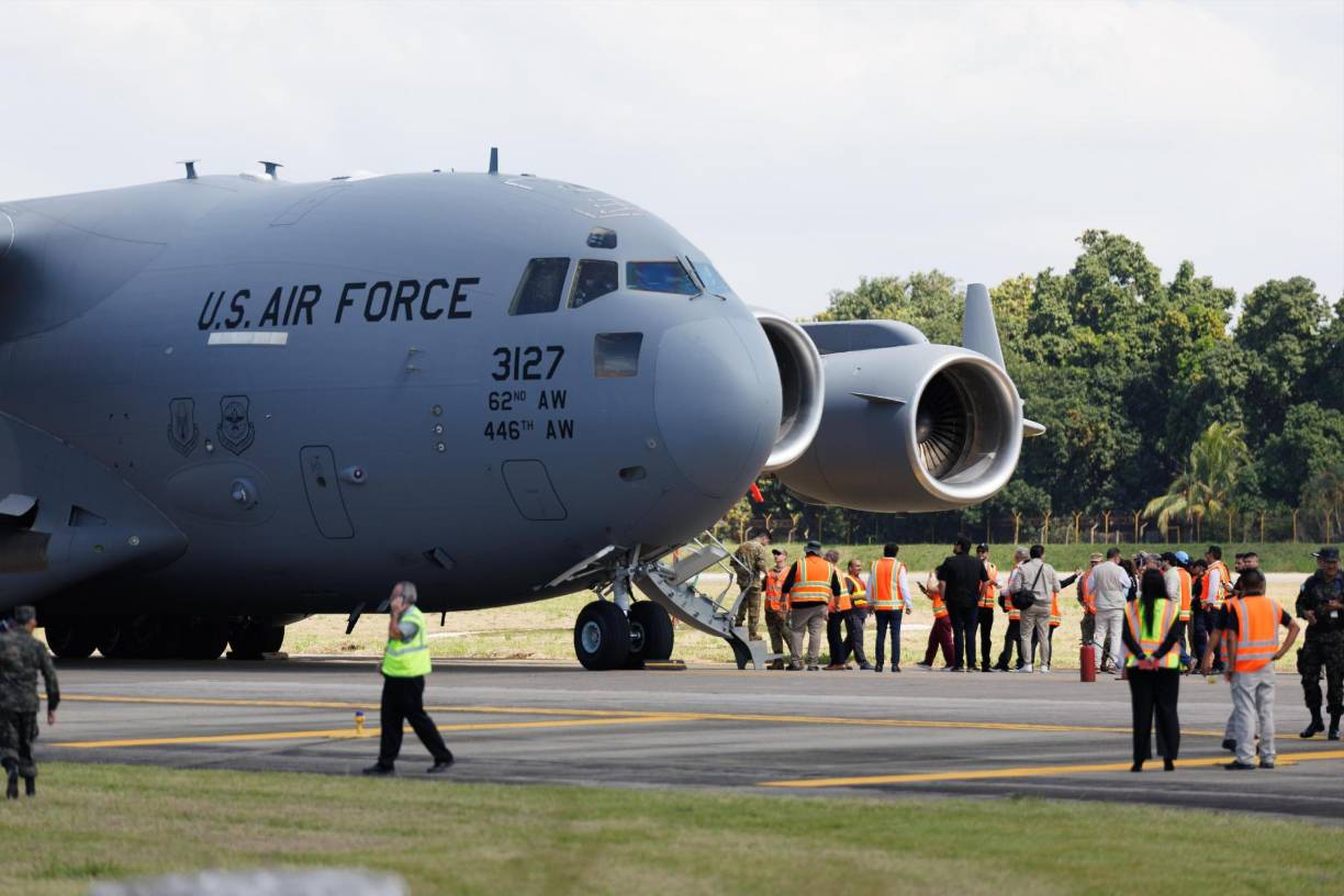 Los migrantes fueron recibidos por el canciller Eduardo Enrique Reina y otros funcionarios del gobierno de Xiomara Castro, quienes ofrecieron asistencia y orientación a los retornados.