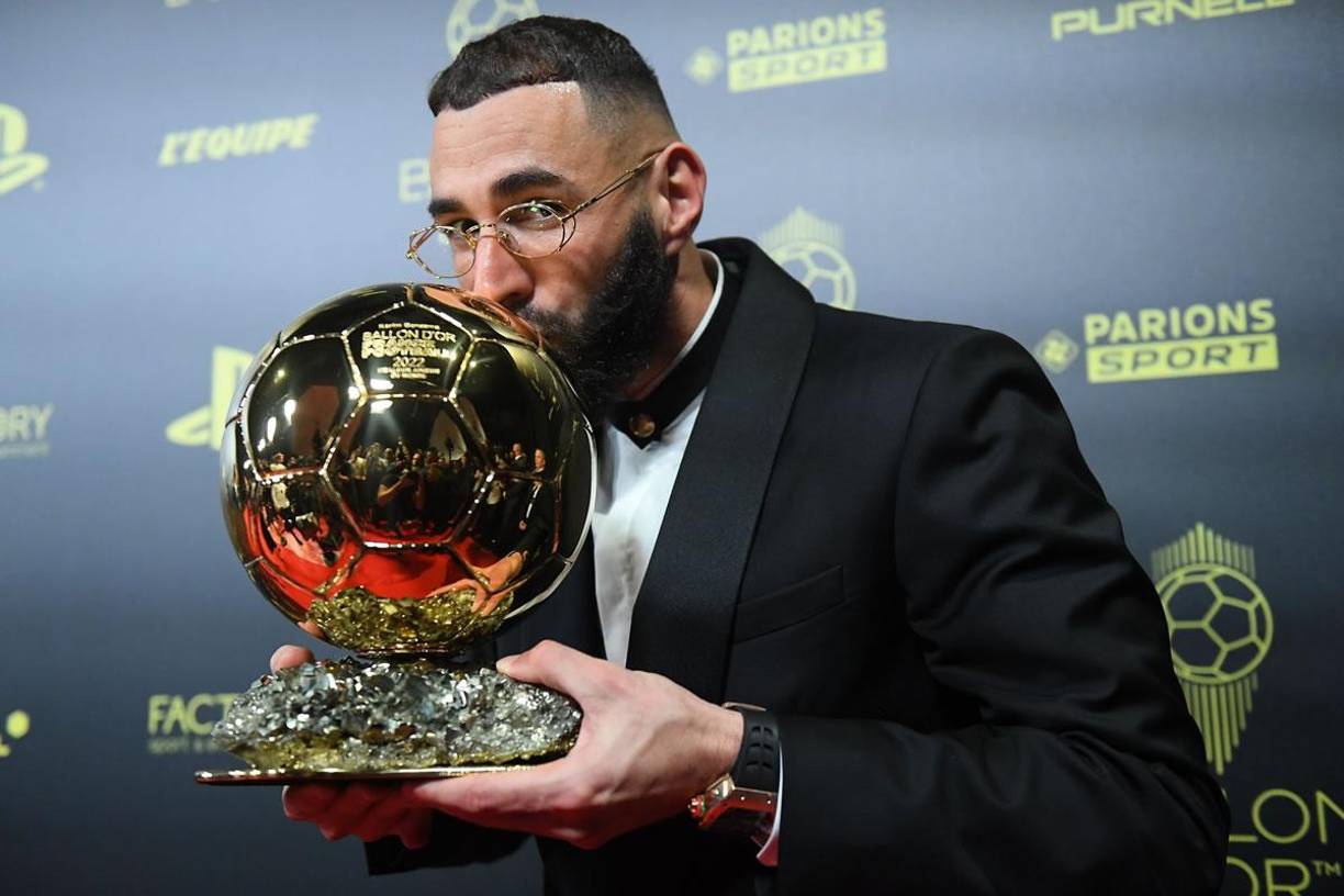 Karim Benzema dando un beso a su Balón de Oro tras el final de la Gala.