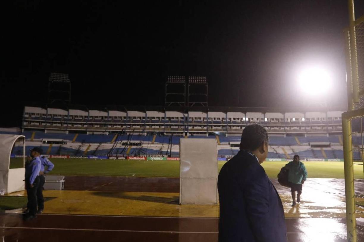 Minutos después, la energía regresó en el estadio Olímpico, aunque lluvia continúo sin parar.