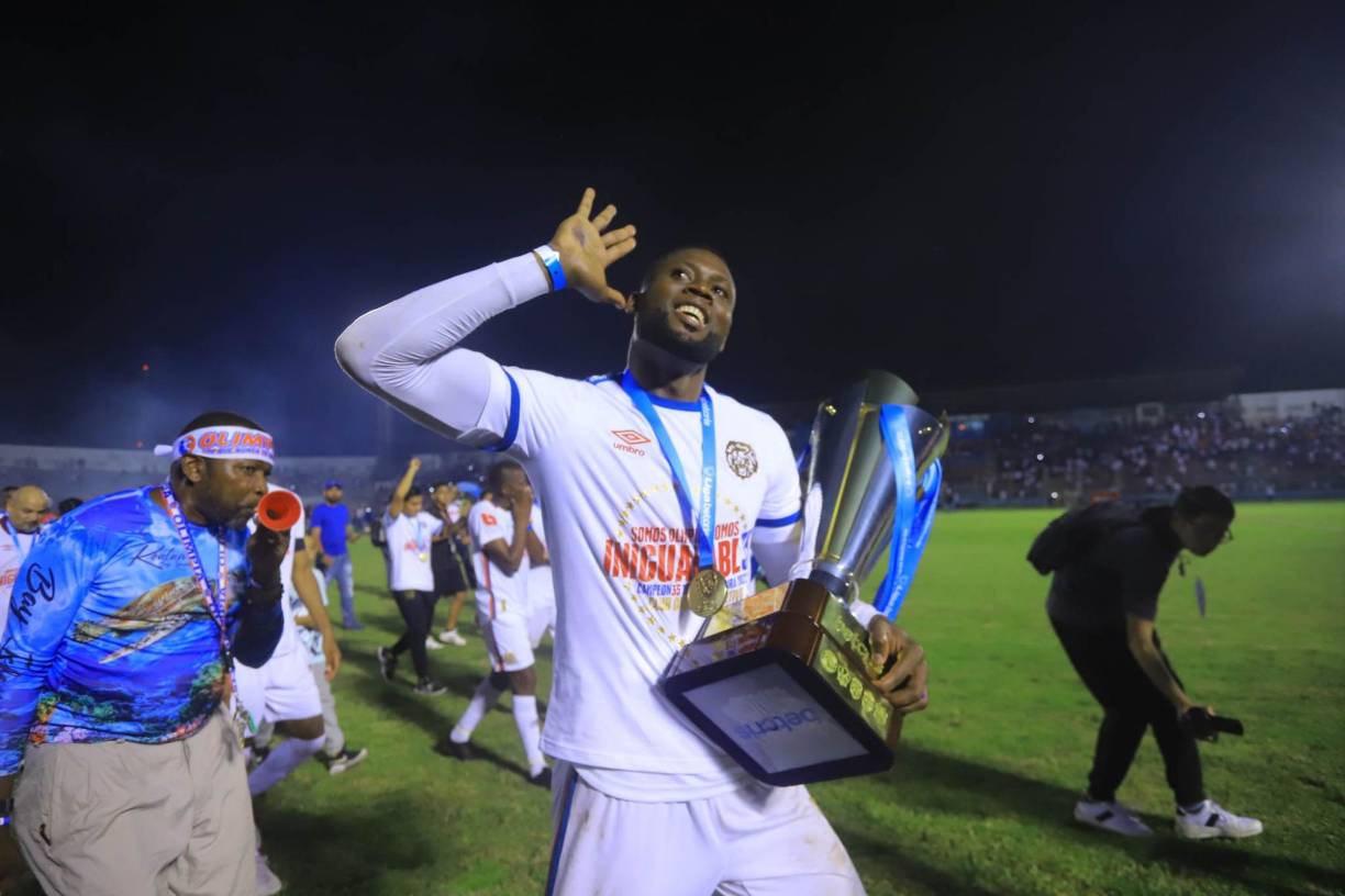 Yustin Arboleda: El atacante colombiano finalizó su contrato con Olimpia y es agente libre. El Marathón lo pretende, pero el delantero podría llegar a un acuerdo para renovar con el cuadro albo.