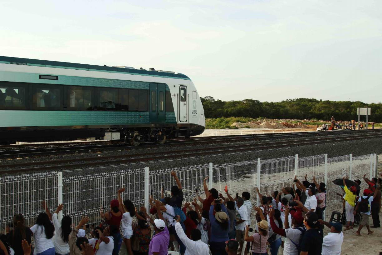 Funcionarios de su gobierno compartieron en redes sociales imágenes a bordo del tren, que realiza un recorrido del estado de Campeche, en donde el presidente dio más temprano un informe de gobierno, a la ciudad de Mérida, en el vecino Yucatán. 