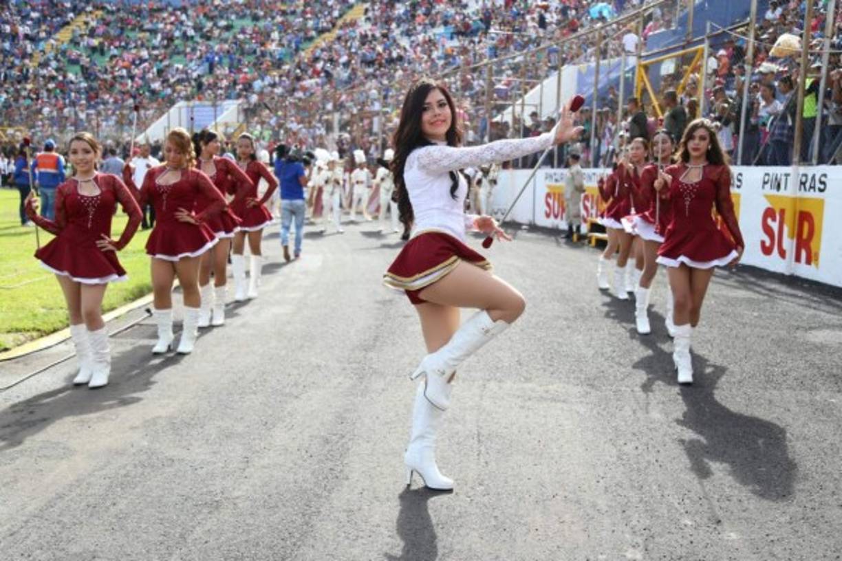 Alison Sánchez del Instituto Atlántida durante su presentación en los desfiles de Independencia Patria en Tegucigalpa.