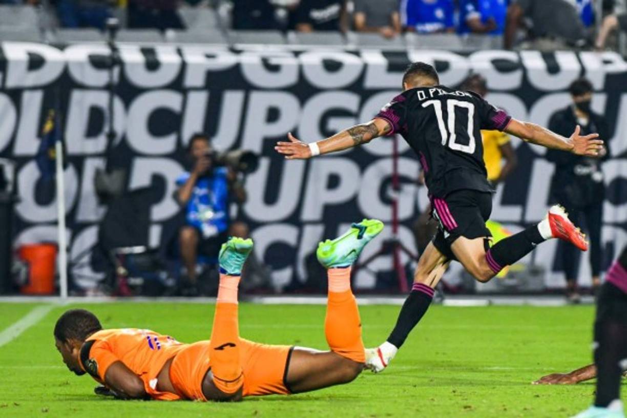 Orbelín Pineda corre a celebrar su gol mientras 'Buba' López queda tendido en el suelo.