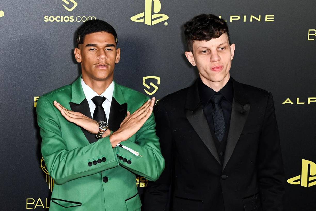 El influencer brasileño Iran Ferreira fue invitado especial al Balón de Oro 2022 y así llegó a la ceremonia en el Theatre du Chatelet en París.