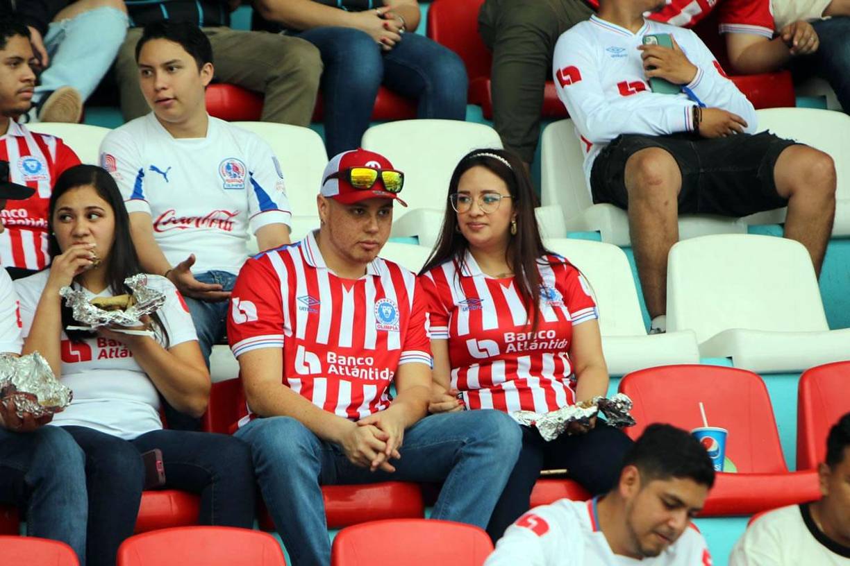 Algunos aficionados olimpistas aprovecharon para comer las delicias que venden en el estadio Nacional en la previa del partido.
