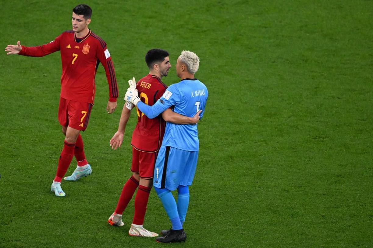 Carlos Soler también consoló a Keylor Navas, su compañero en el París Saint Germain (PSG).