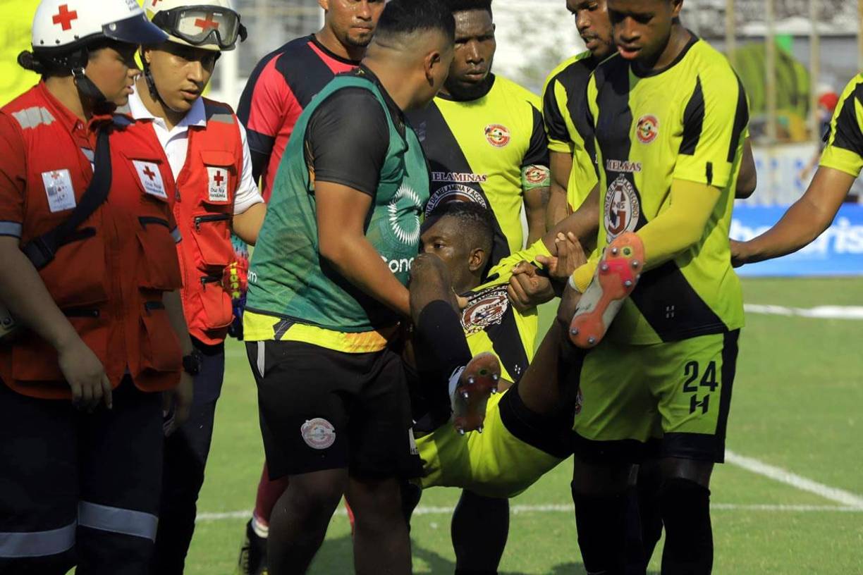 Los propios jugadores del Génesis tuvieron que sacar a la fuerza a su compañero, quien no quería salir del campo.