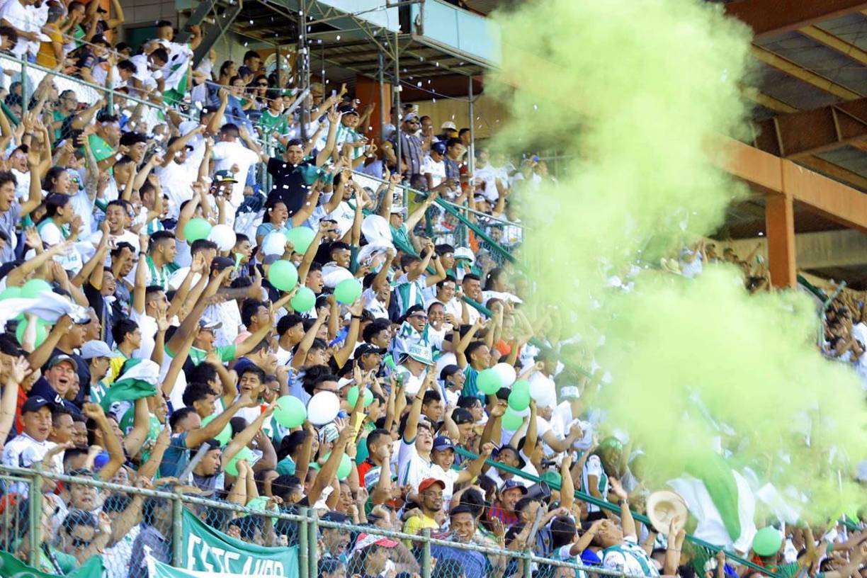 Los aficionados del Platense explotaron tras el golazo de Bryan Johnson.