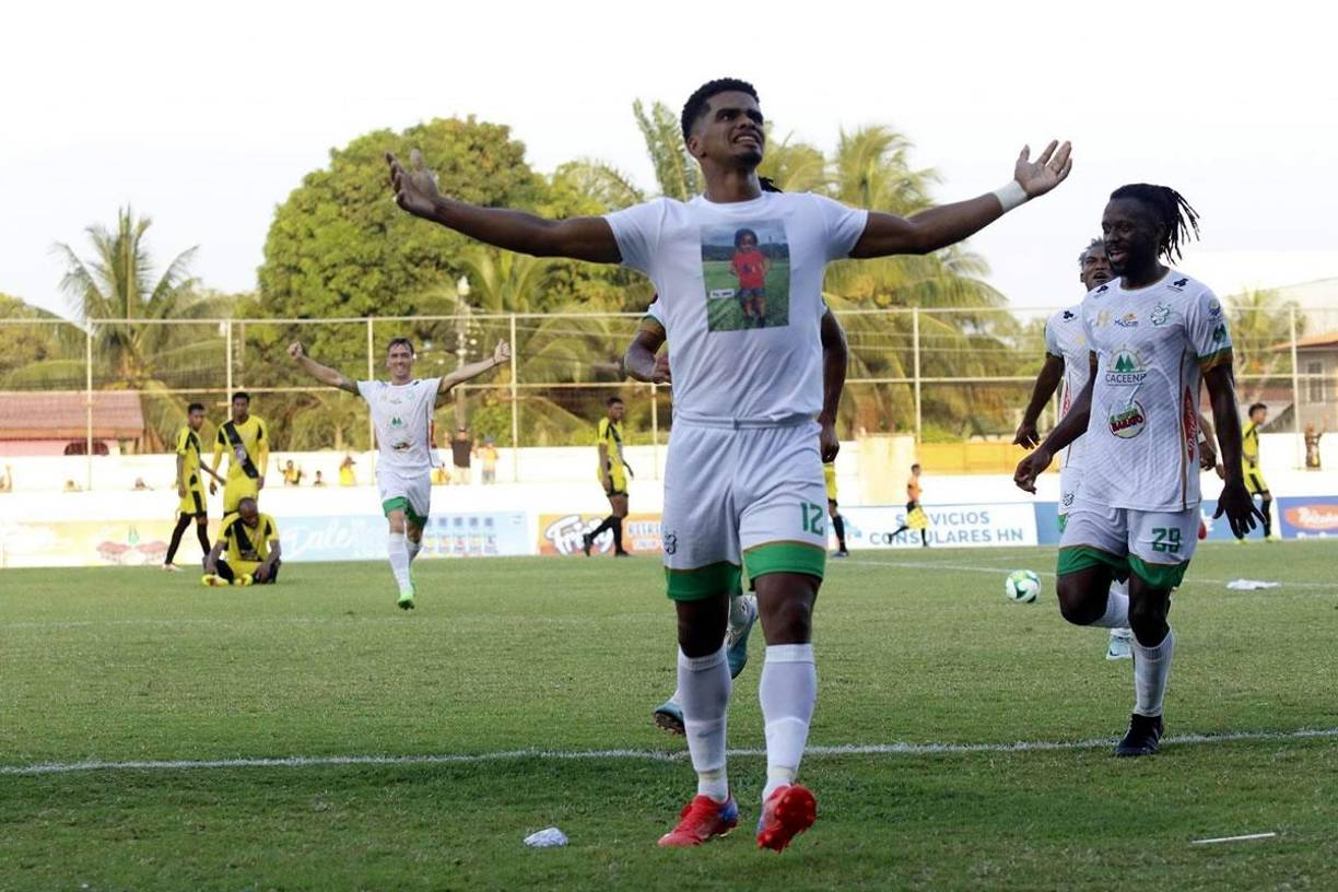 Elí Palma también ingresó de cambio y firmó el 3-1 del Platense. Mostró una camiseta en su celebración.