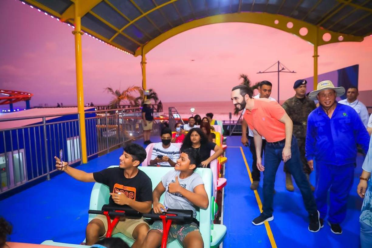 El parque de diversiones cuenta con cinco juegos mecánicos donados por China, entre los que se cuentan un carrusel, un barco, una roller coaster y el salto de rana.