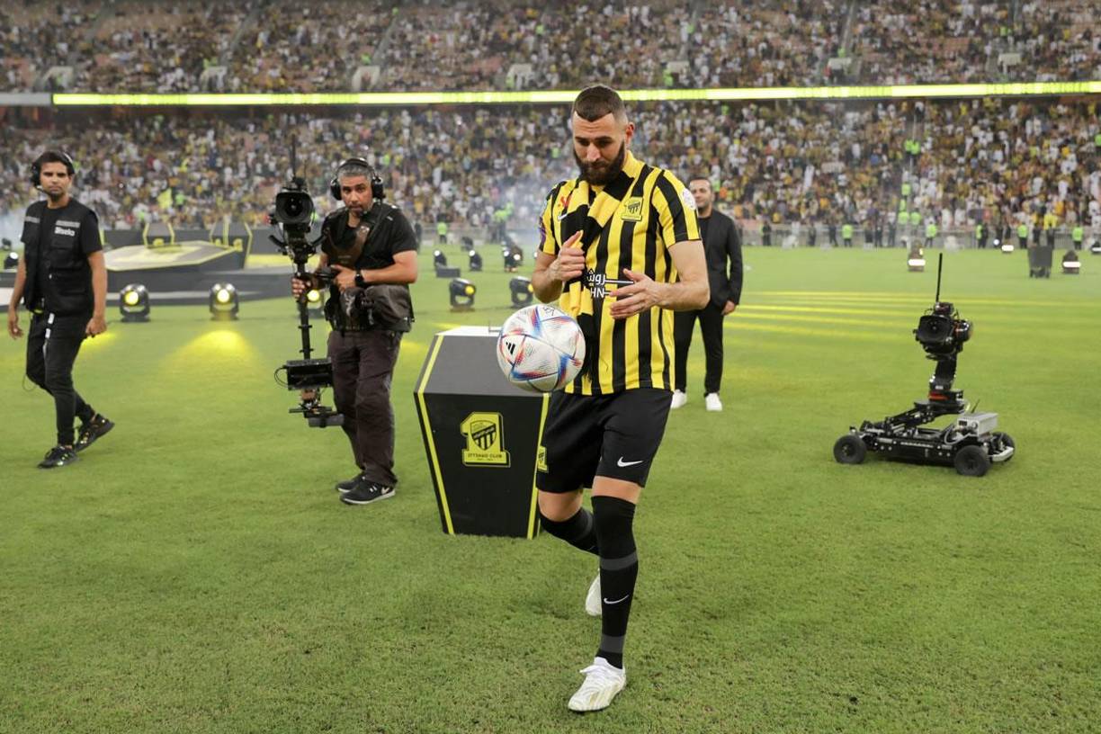 Karim Benzema regaló balones a los aficionados del Al-Ittihad.