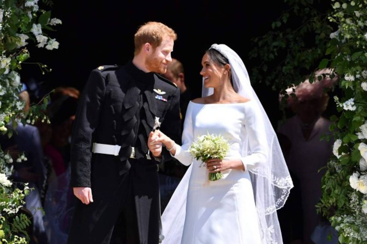 La prensa británica de este domingo reseñó en profundidad el matrimonio, rivalizando en elogios para comentar la ceremonia.<br/><br/>'Bajo un resplandeciente sol de mayo, la boda del nuevo duque y de la duquesa de Sussex fue el reflejo de su personalidad: una pareja relajada, agradable, glamurosa y adorable. Fue un triunfo', escribió el Sunday Telegraph, con una foto en portada de la pareja abrazándose.
