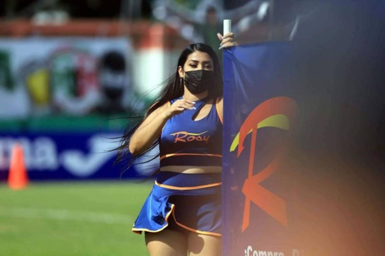 Esta bella chica robó muchas miradas y adornó el clásico sampedrano.