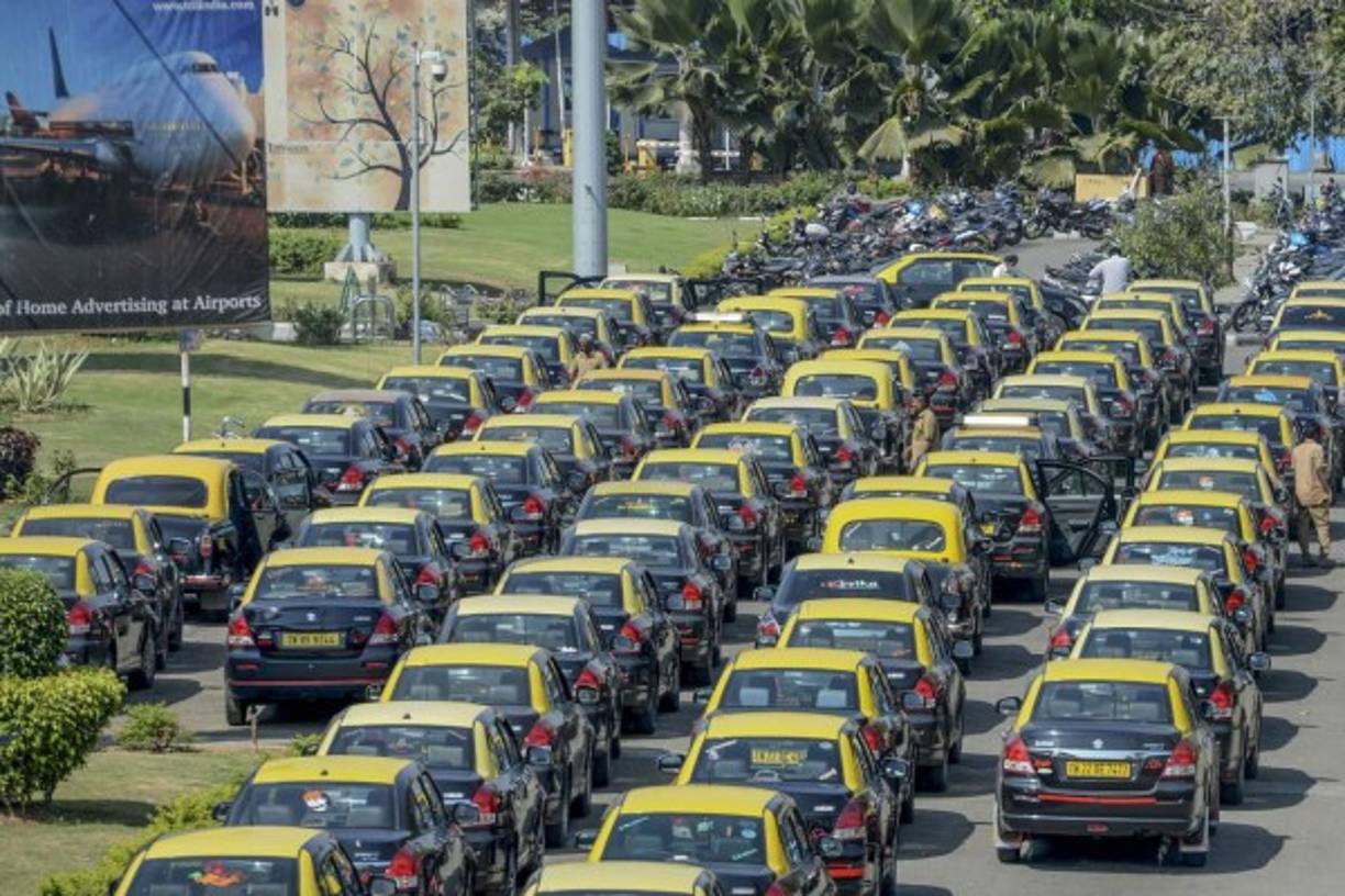 Una vista general muestra las colas de taxis prepagos estacionados, debido a las restricciones de viaje nacionales e internacionales y las preocupaciones sobre la propagación del coronavirus COVID-19, en el Aeropuerto Internacional de Chennai, India. Foto AFP