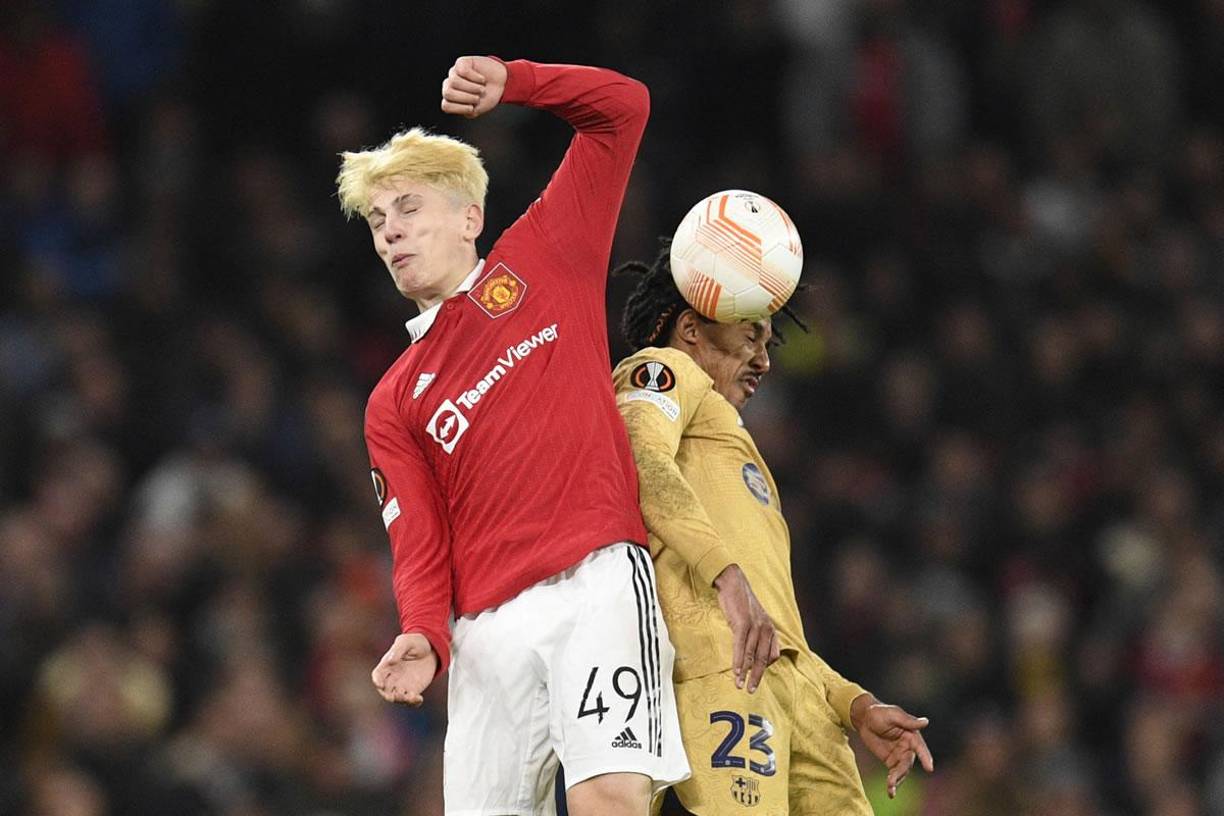 El jugador argentino Alejandro Garnacho salió con un nuevo look al partido, teñido el pelo de rubio.