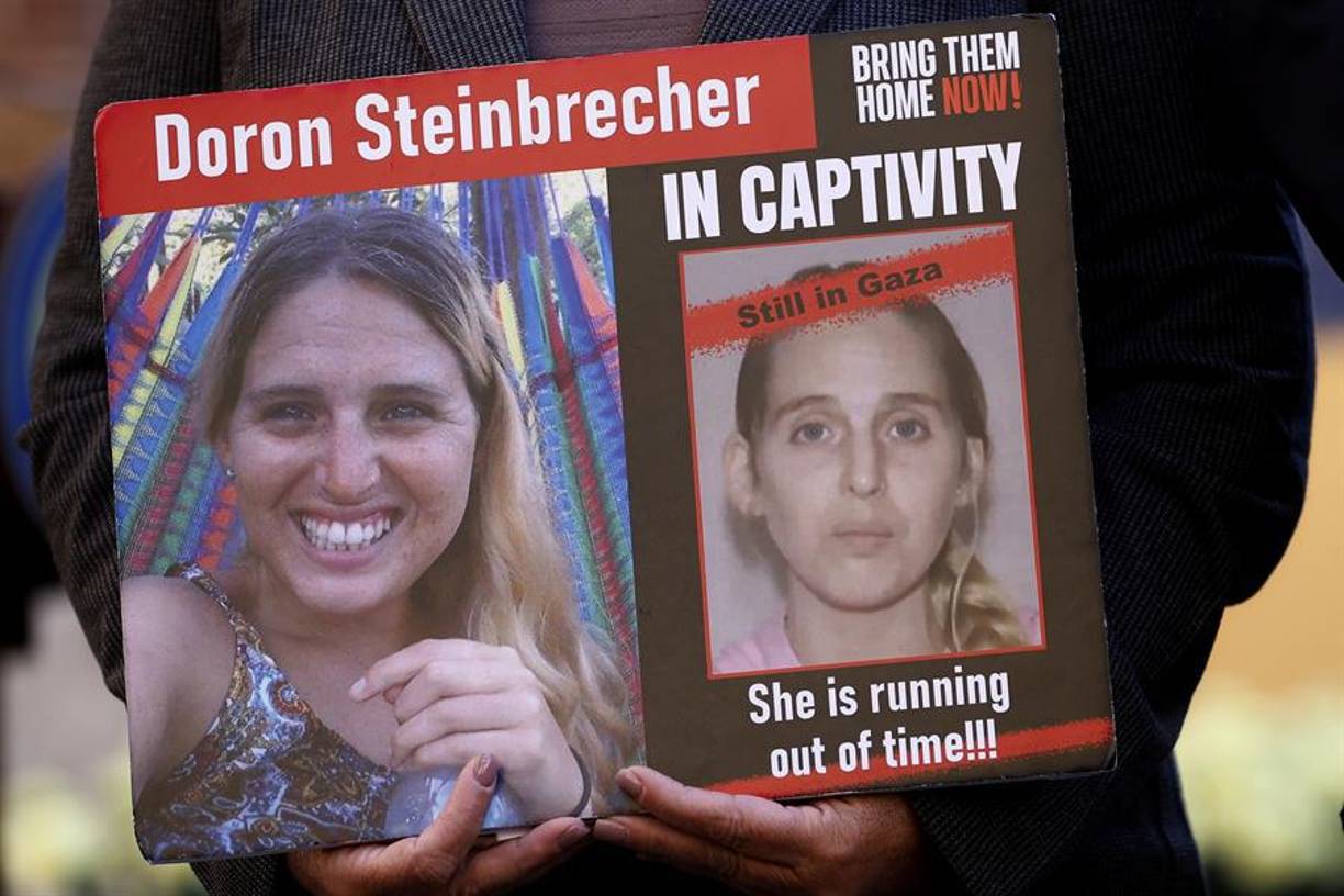 Hamás publicó un vídeo tres meses después del ataque en el que mostraba a Doron con otras dos mujeres rehenes, Daniella Gilboa y Karina Ariev. Según el Foro de Familiares, trabajaba en el kibutz como enfermera veterinaria y el amor por los animales es una vocación de su infancia, cuando ayudaba en el zoológico de mascotas de la escuela.