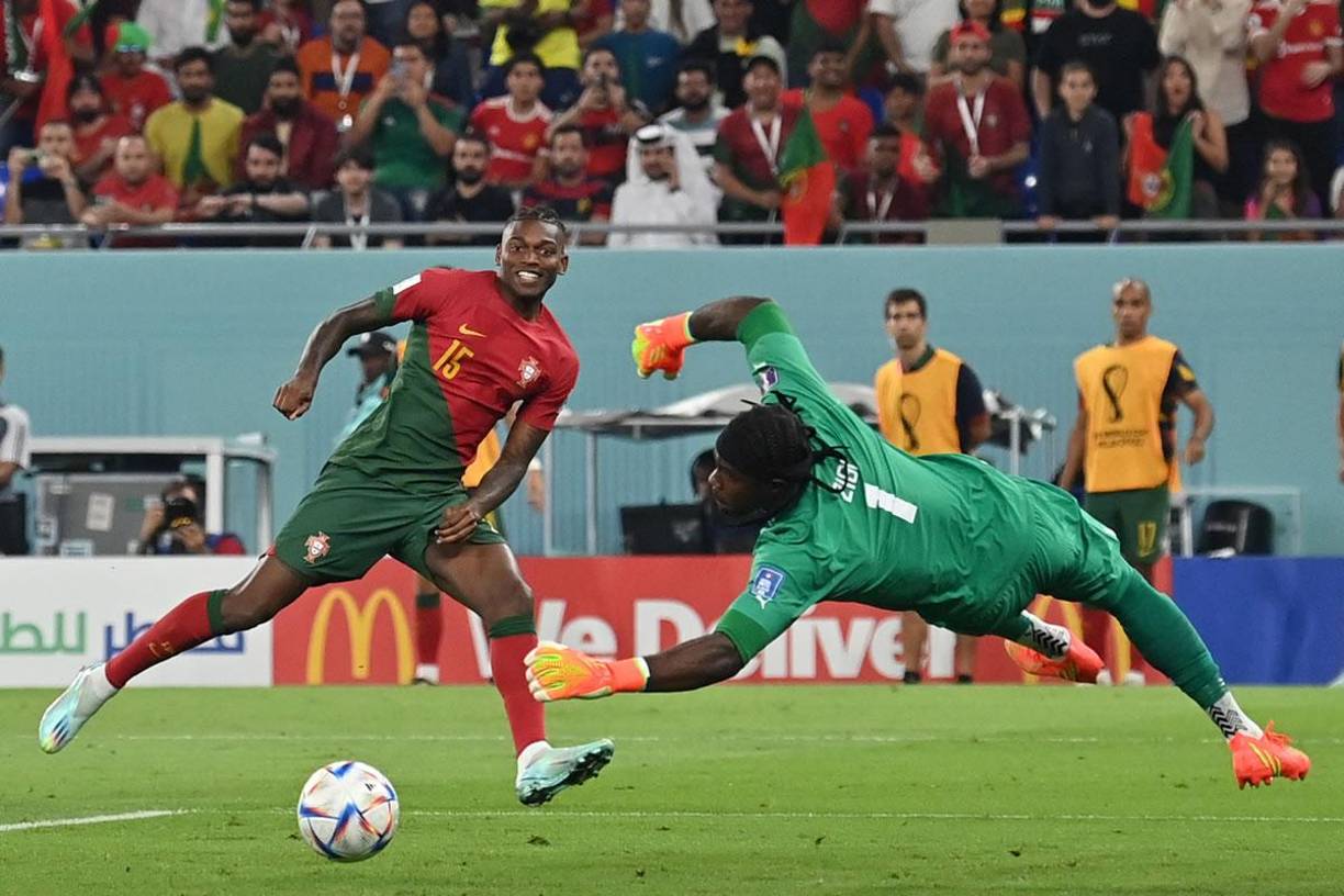 Rafael Leao entró de cambio y rápido firmó el tercer tanto de Portugal.