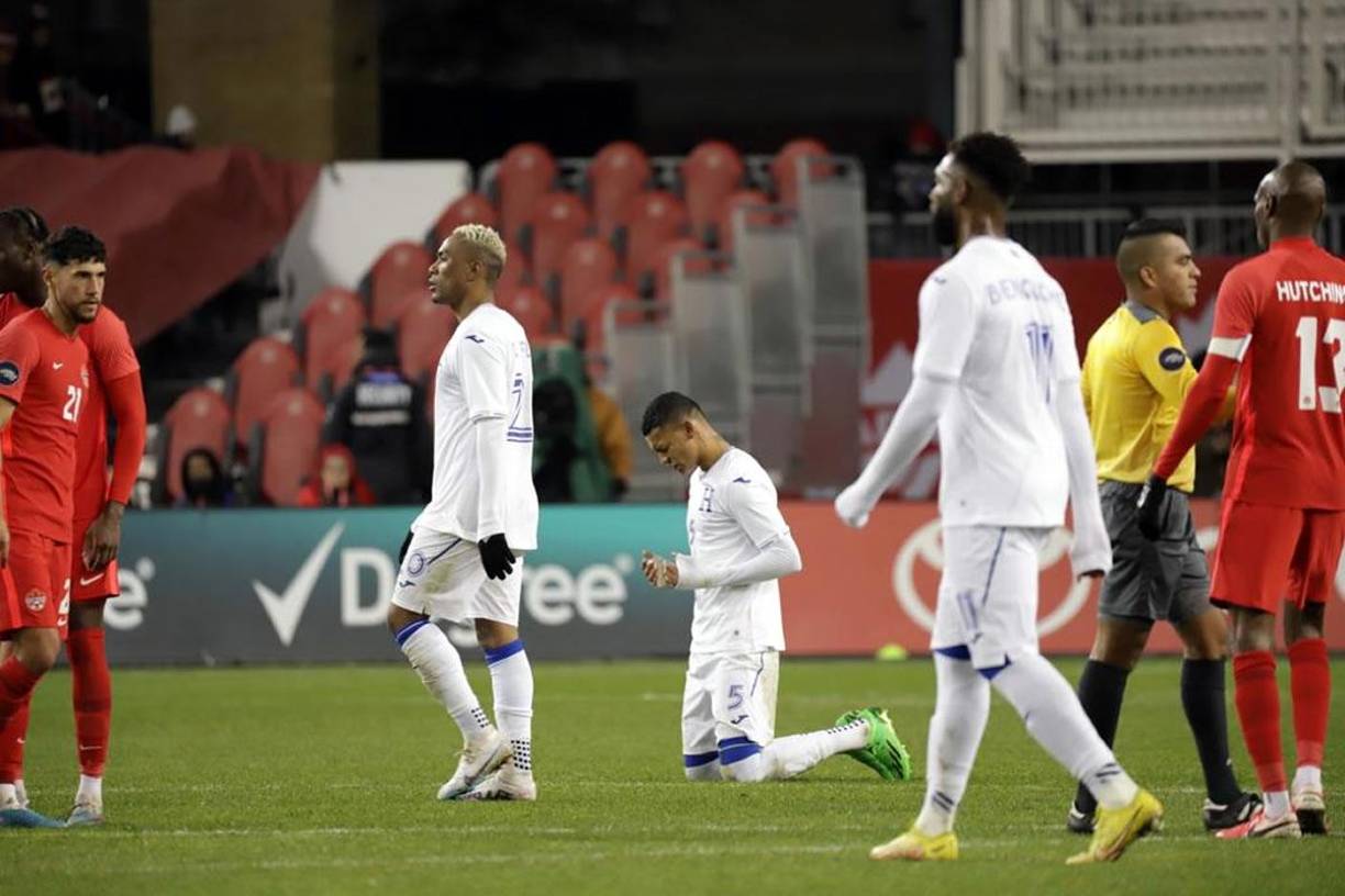 Los jugadores hondureños abandonaron el campo tristes y cabizbajos, mientras Kervin Arriaga se puso de rodillas para agradecer a Dios.
