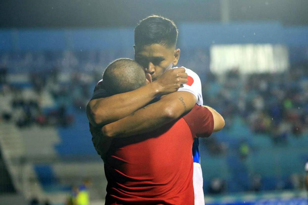 El cariñoso beso que le dio Brayan Moya al reconocido utilero del Olimpia, Marvin ’El Chelito’ Martínez.
