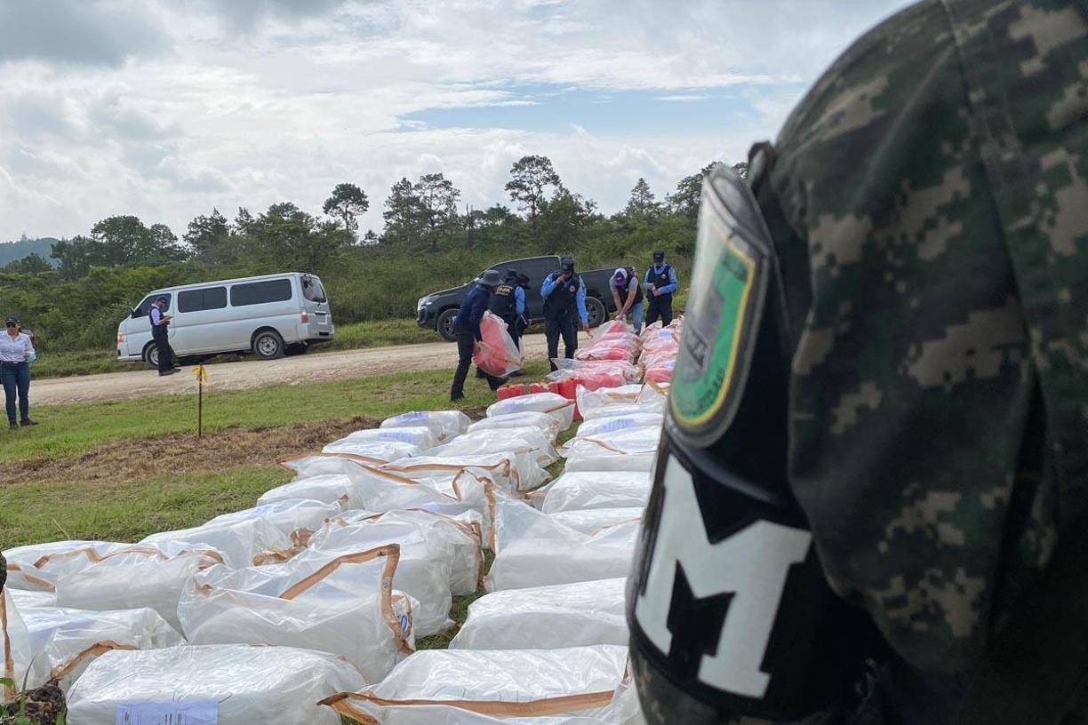 Fiscales, efectivos de la Dirección de Lucha contra el Narcotráfico, personal de medicina forense, Fuerzas Armadas y unidades policiales, entre otros, supervisaron la quema de la droga, señaló.