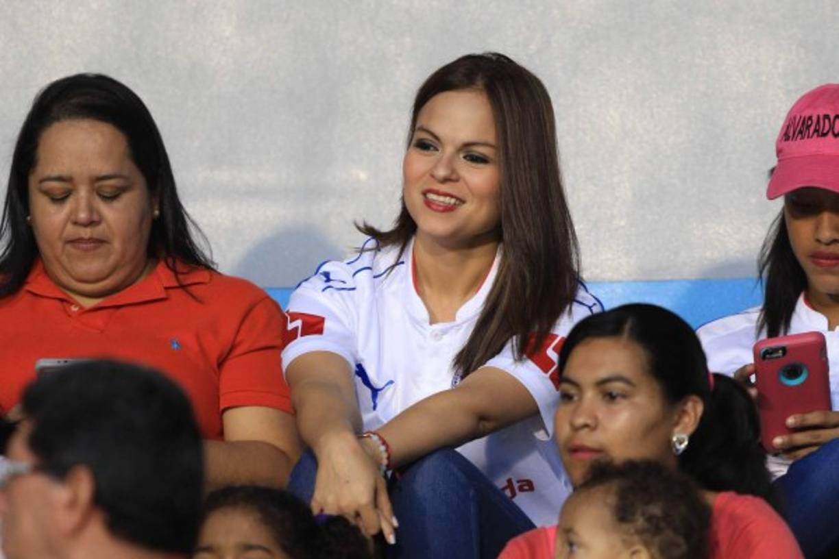 Karen Torres, esposa de Costly, estuvo pendiente de su amado.