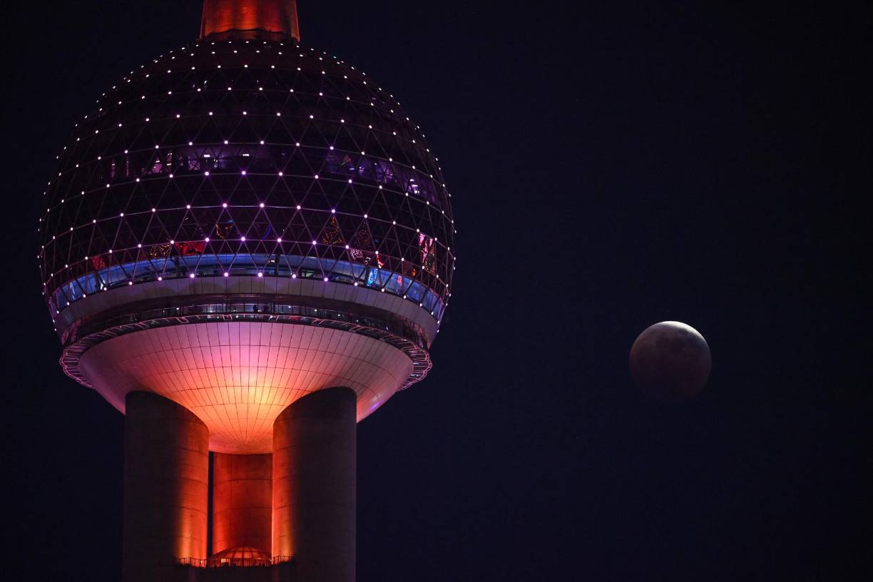 En el caso de un eclipse total como el de ayer, todo el cuerpo visible de la luna queda oscurecido por la sombra de la Tierra, y en ese momento el satélite adquiere un tono rojizo, razón por la que este fenómeno se conoce popularmente como “luna de sangre”.