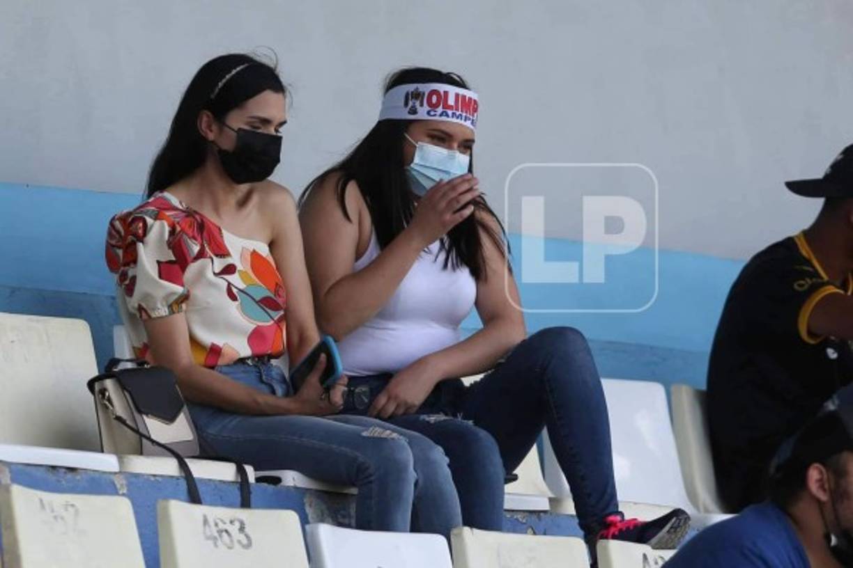 Aficionadas del Olimpia en el sector de silla del estadio Nacional.