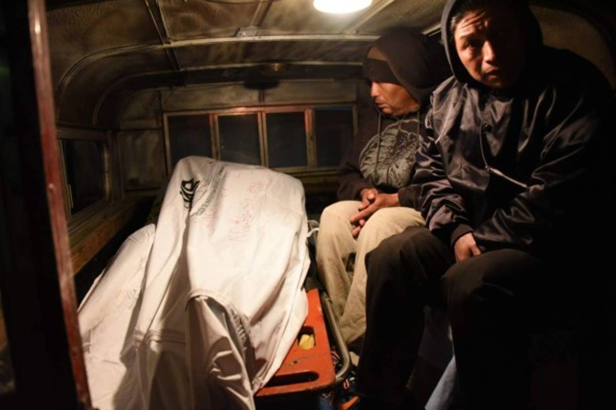 Las expresiones de las mujeres vestidas con trajes multicolores eran desgarradoras cuando les entregaban los féretros y recorrían a pie los 20 metros que separan el salón comunal del estacionamiento donde estaban parqueados los vehículos tipo pick-up o carros funerarios para transportar los cuerpos,