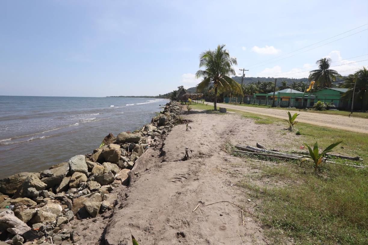 Vista de la playa recuperada. La pequeña muralla de piedra se vertió en abril. Luego fue rellenada. La esperanza es que soporte la temporada de frente fríos, que es la más agresiva del año.