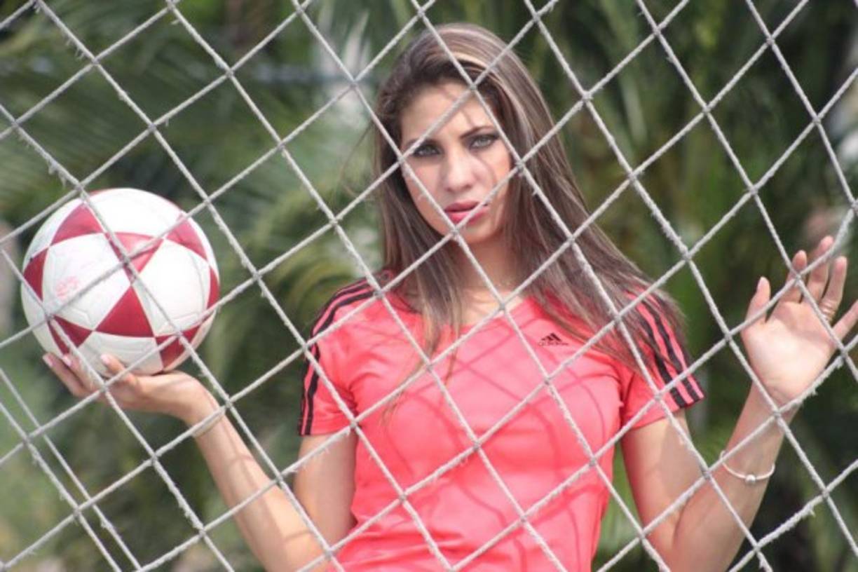 Annie Córdova. Es una bella futbolista hondureña que atrapa con su mirada. Es ceibeña y tiene 19 años.