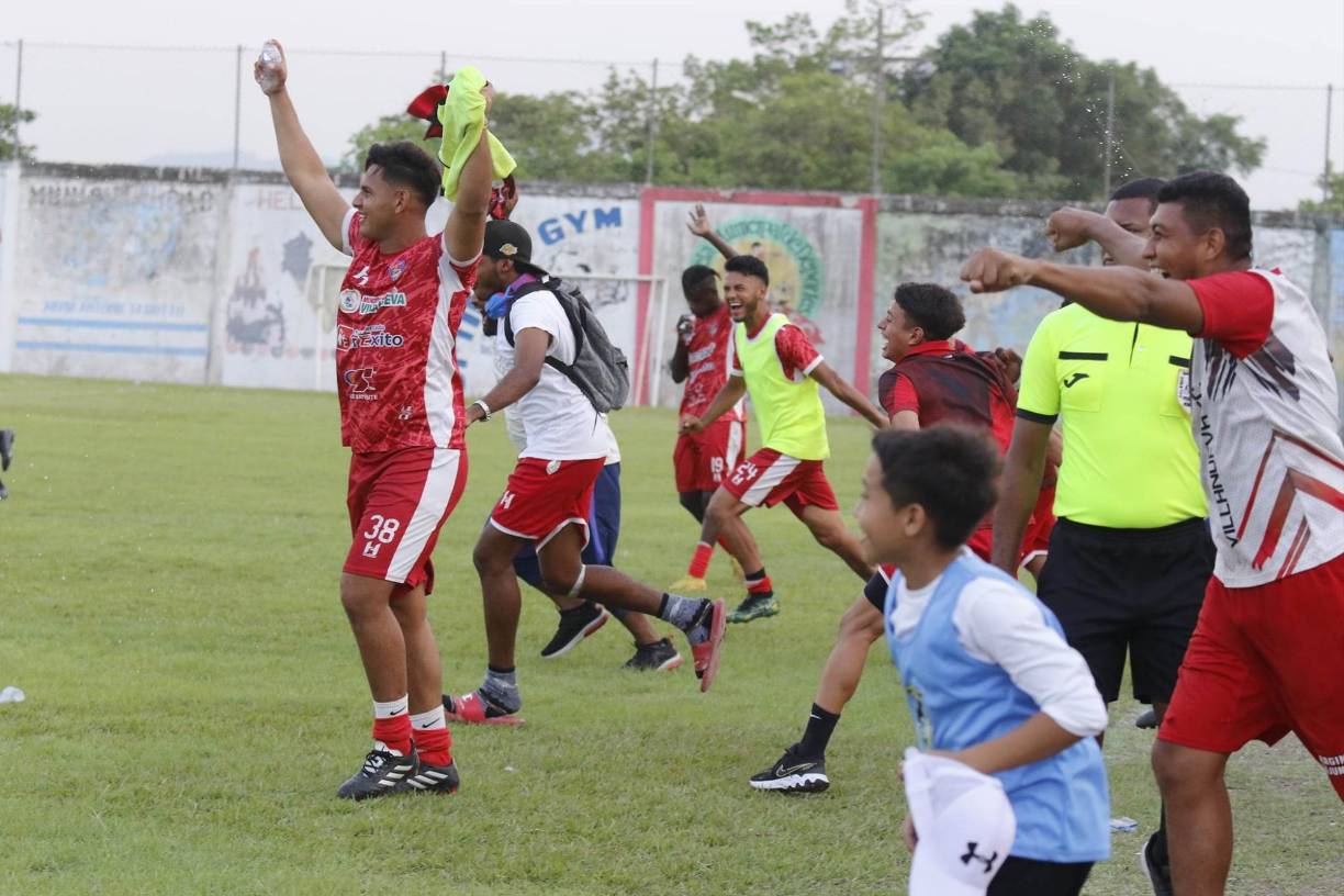 Villanueva goleó 4-1 al Deportes Savio y celebraron con mucha euforia el hecho de permanecer en la Liga de Ascenso.