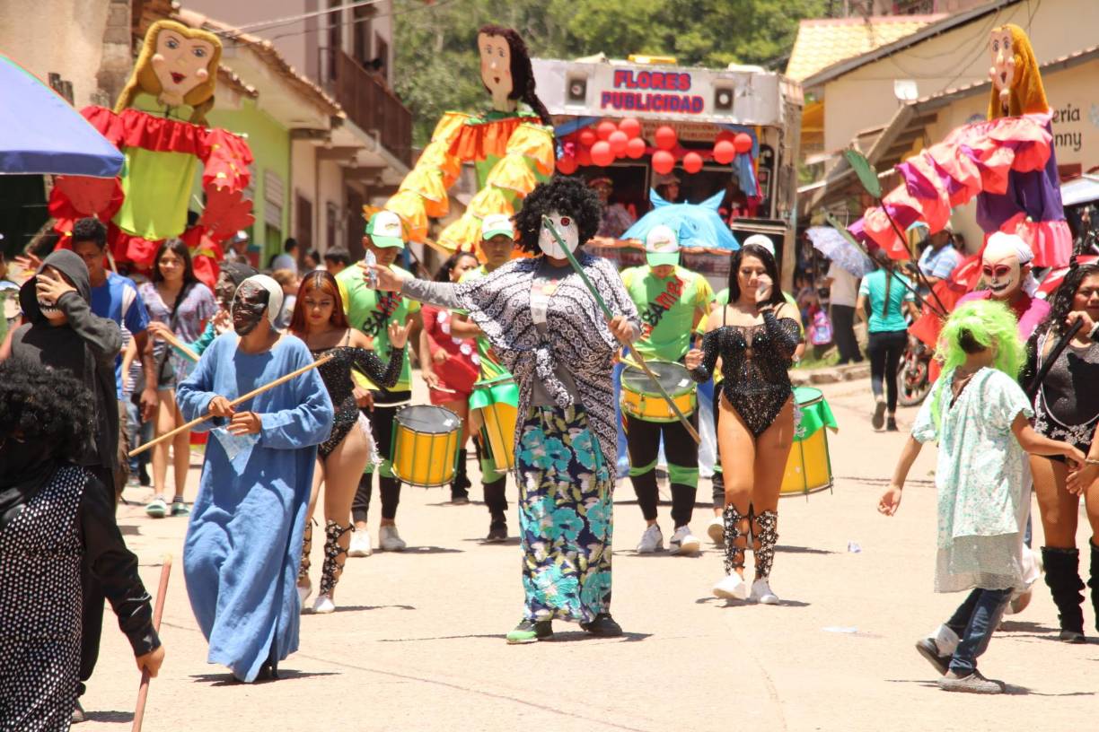 Con un espectacular despliegue de colores, música y tradiciones, la ciudad de Dulce Nombre de Copán dio inicio a su tan esperada feria patronal en honor al Dulce Nombre de María.