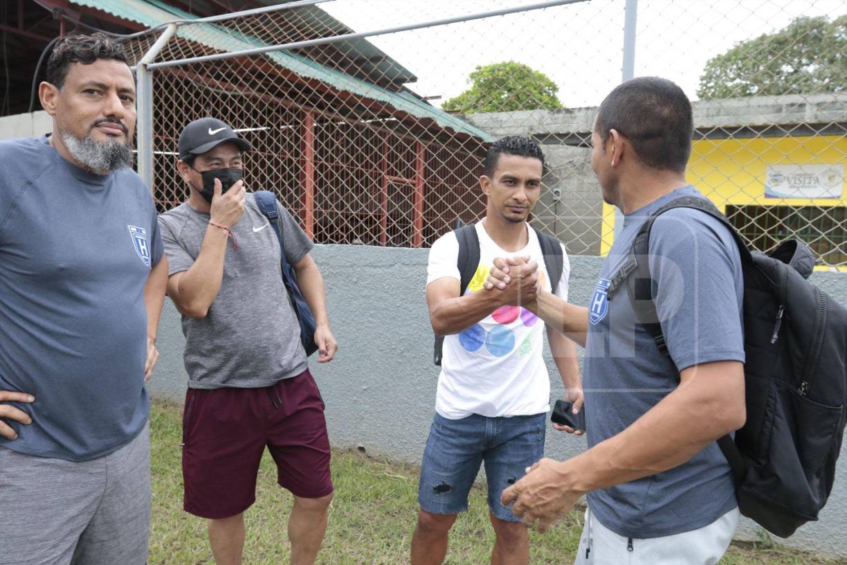 Momento en el que llegaba Amado Guevara y saludaba a Mario Berríos. Además, estuvieron presentes exjugadores como Adalid Puerto y Reinaldo Tilguath.