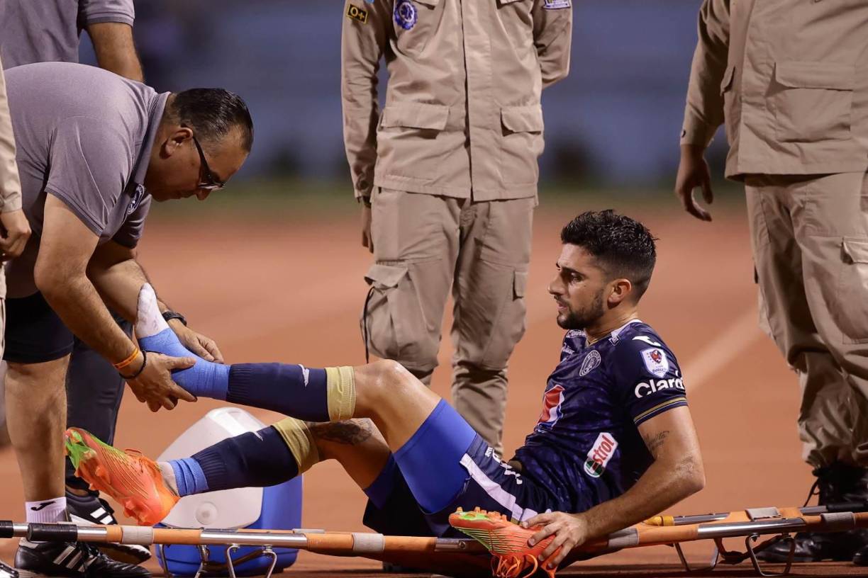 Para mala fortuna de Lucas Campana, se marchó lesionado a los 41 minutos del primer tiempo.