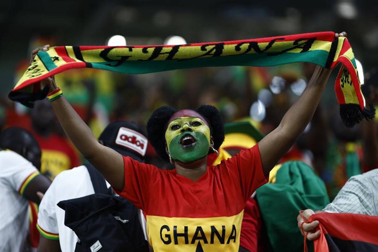 Fiesta, belleza y locura: así es el ambiente en el Ghana-Uruguay